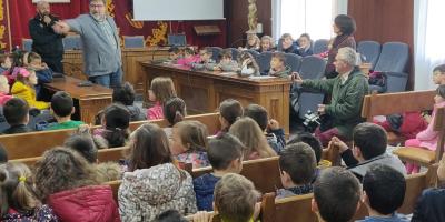 Los niños y niñas del colegio de la Misericòrdia visitan el Ayuntamiento
